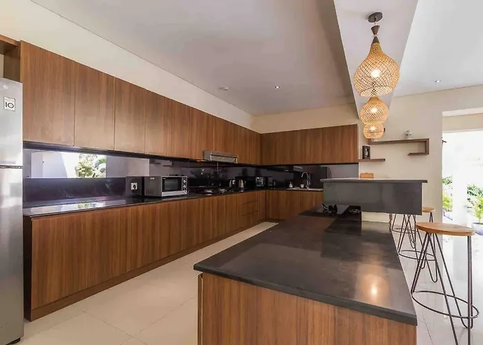 Location! Berawa 3bdr Spacious Pool Villa!